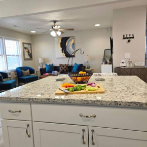 Chic Oasis: 3BR, 2BA, Private Deck